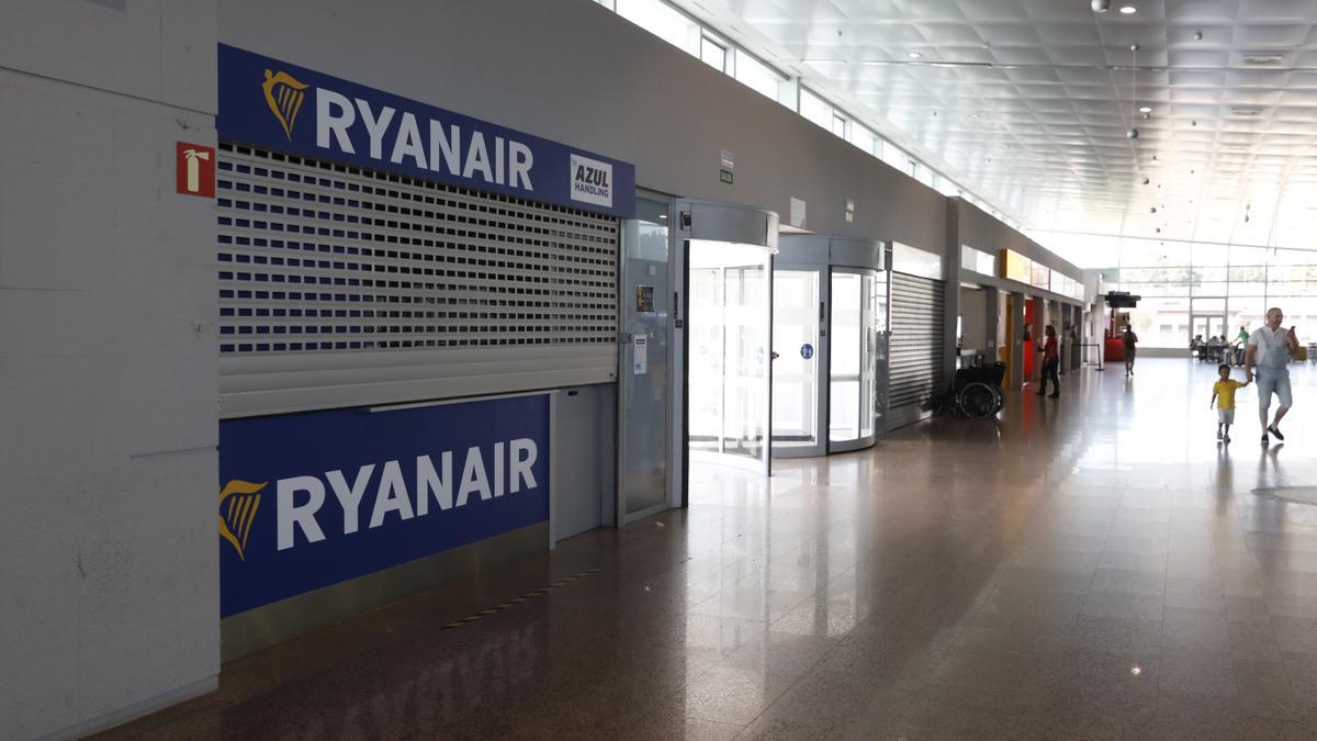Mostradores de Ryanair en el aeropuerto de Peinador