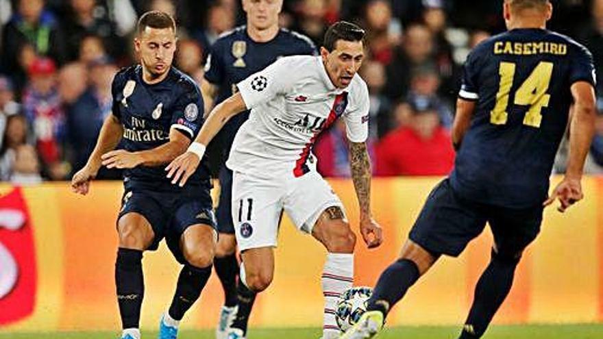 Di María, entre Hazard y Casemiro, en el partido de ayer de la Liga de Campeones.