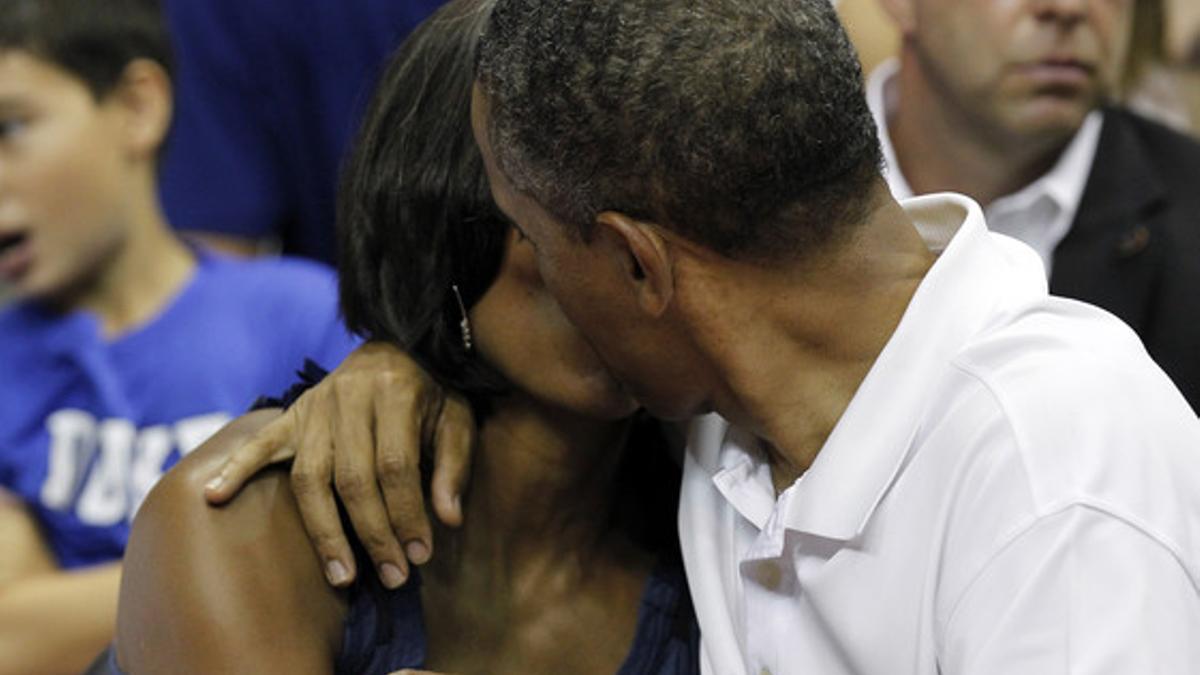 Barack Obama besa a su esposa Michelle, durante el partido entre EEUU y Brasil, en Washington.