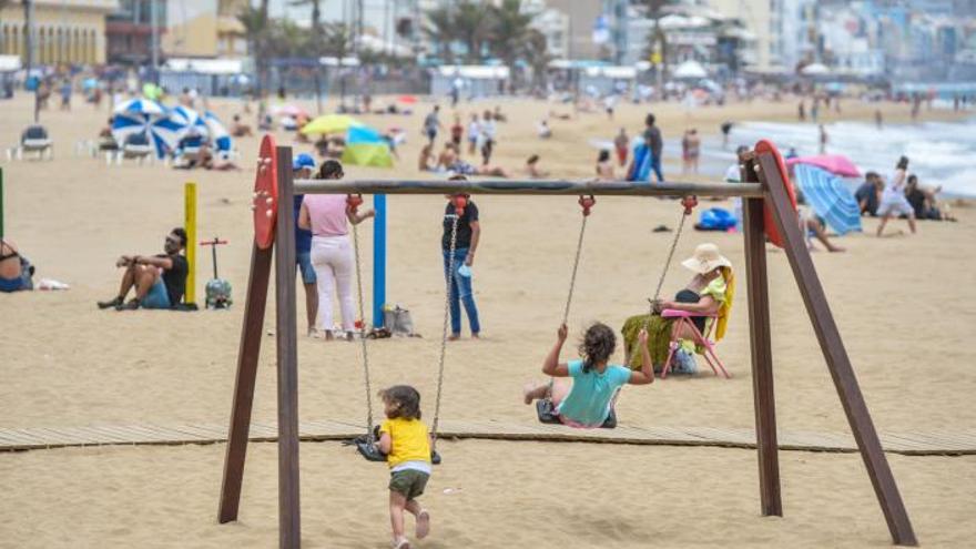 Las Canteras inaugura el verano