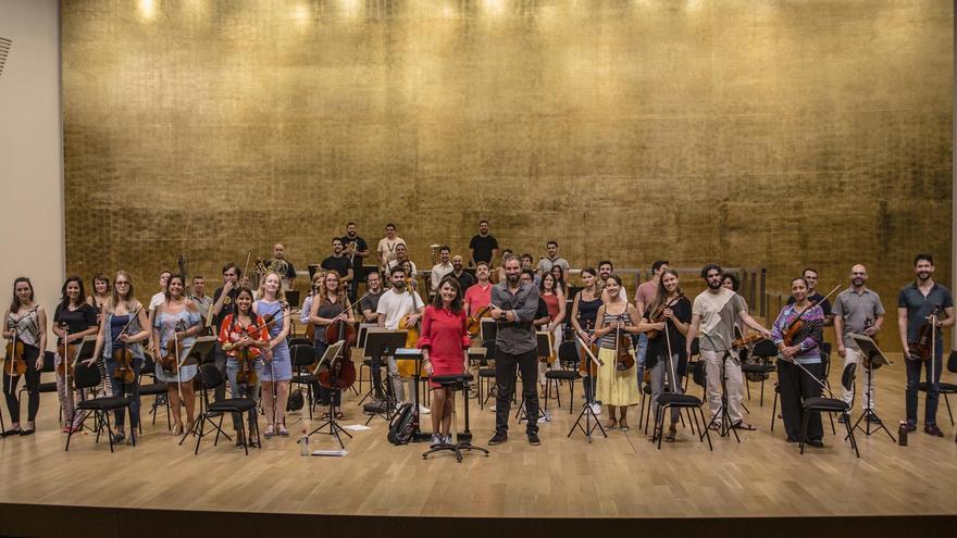 La orquesta ADDA Simfònica, con Josep Vicent y Julia Parra en el centro