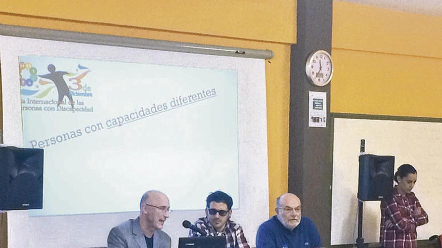 Iván Bragado en el acto celebrado en el Instituto León Felipe.