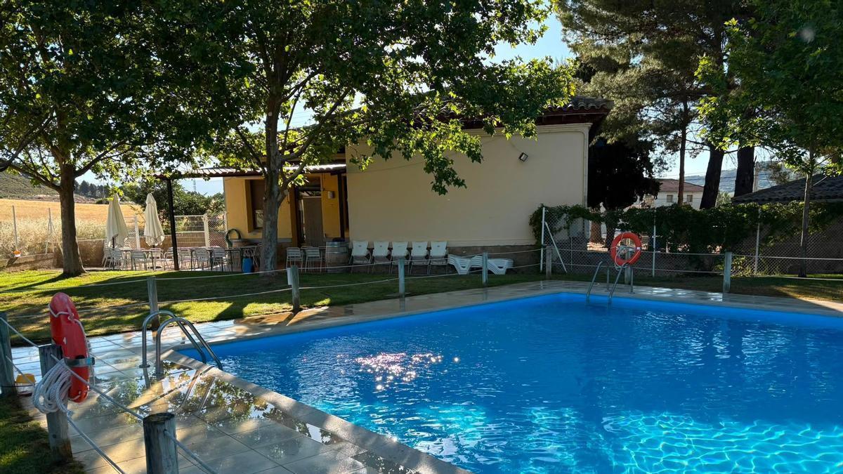 Piscinas municipales de Losanglis con su bar al fondo