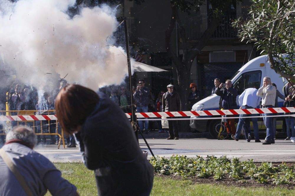 Una gran traca de 300 metres instal·lada al perímetre i a l''interior de la plaça Catalunya