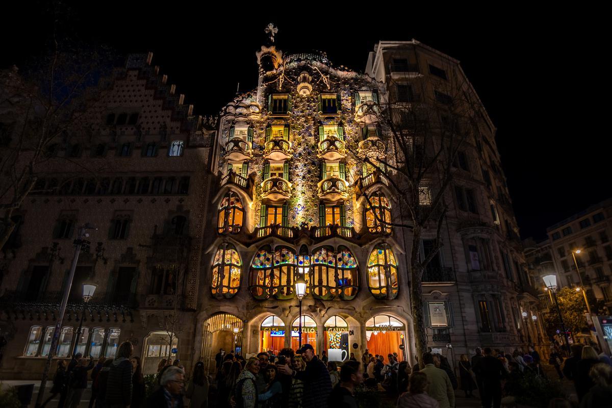 Hola Planeta en el mundo. Casa Batlló encendida