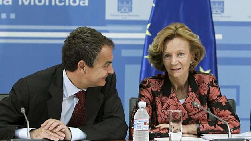Zapatero junto a la ministra de Economía, Elena Salgado. / efe