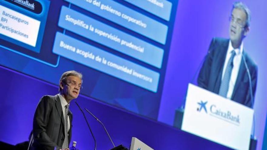 El president de CaixaBank, Jordi Gual, en la primera junta celebrada a València.