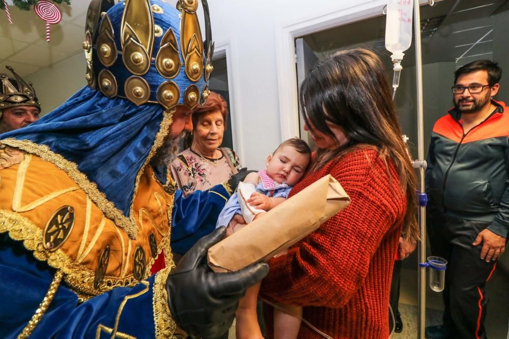 Los Reyes Magos visitan a niños y mayores