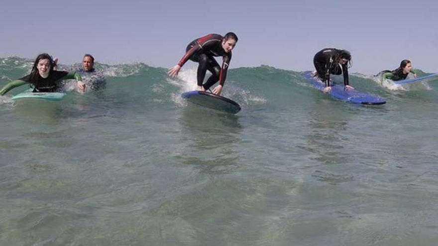 Los niños de O Grove pudieron familiarizarse ayer con las olas de A Lanzada y las tablas.  // Surf Pro