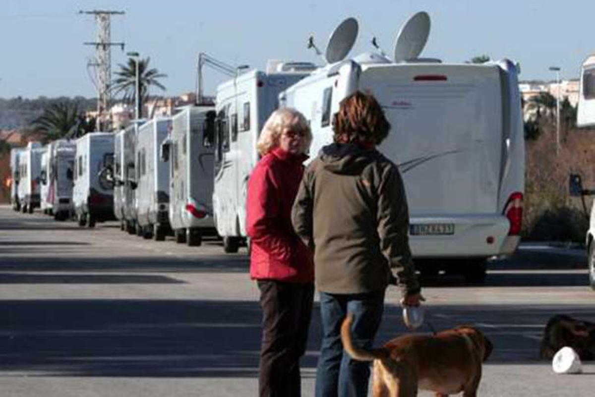 Costas insta al Ayuntamiento a actuar contra las caravanas en La Marina