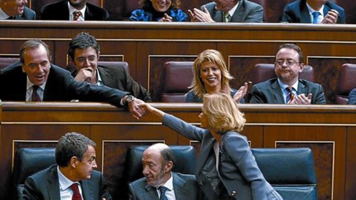 El portavoz del PSOE, José Antonio Alonso, felicita a la vicepresidenta Elena Salgado, tras el debate que aprobó ayer los presupuestos del 2011.