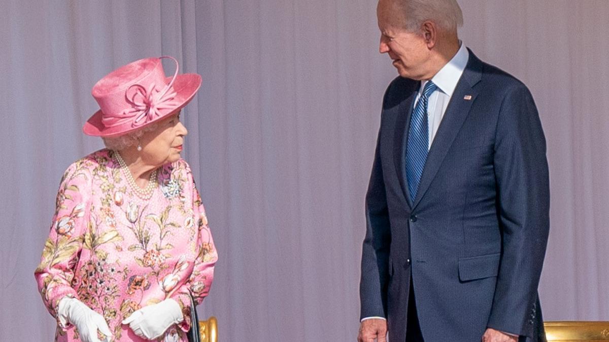 Isabel II y Joe Biden, este domingo en el castillo de Windsor.