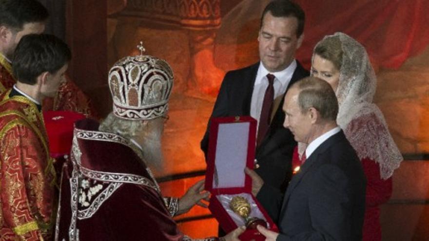 Putin asiste junto a miles de rusos a la misa de la Pascua Ortodoxa