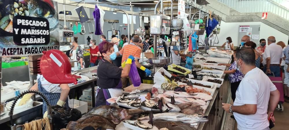 Gran afluencia de público al mercado de Vilagarcía