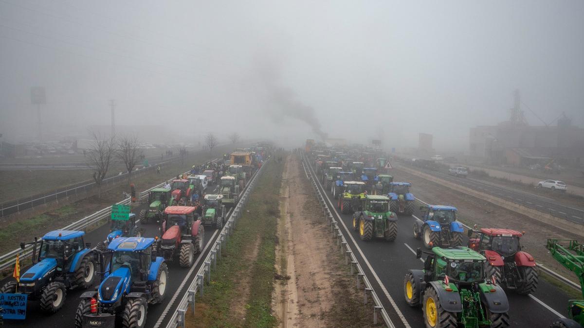 Las tractoradas causan cortes de carretera y atascos en varios puntos de España