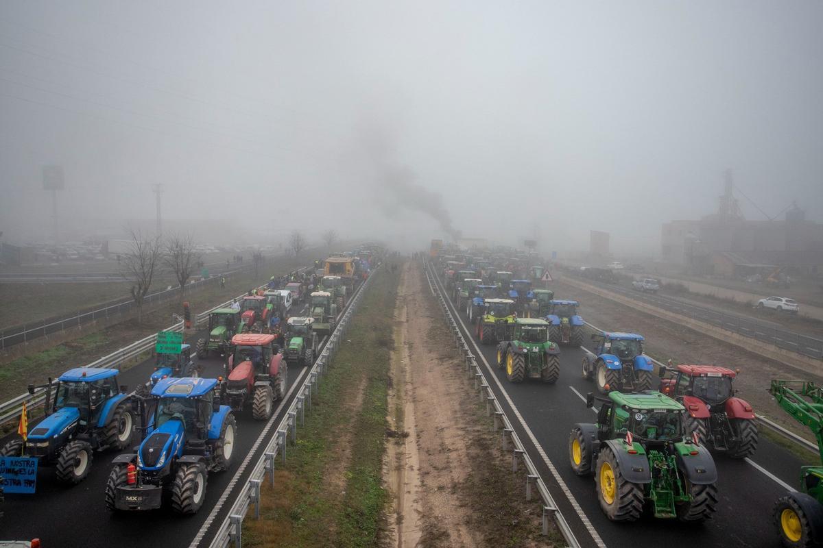 Las tractoradas causan cortes de carretera y atascos en varios puntos de España