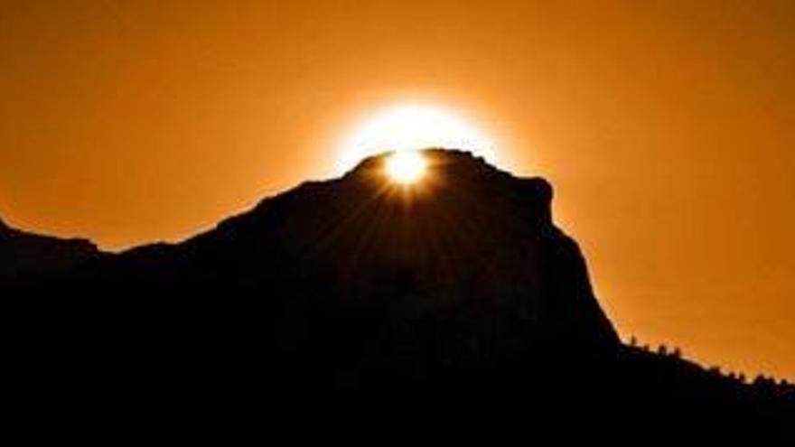 El resplandor que «taladra» la montaña en la Vall de Gallinera