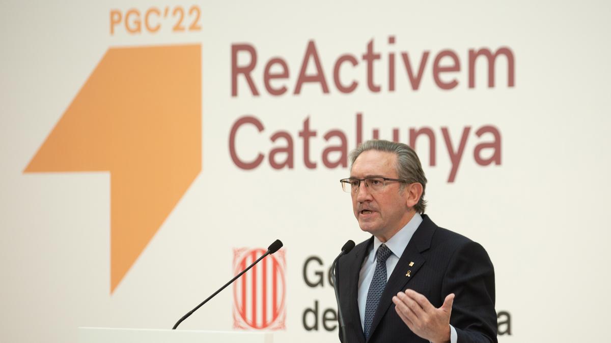 El conseller de Economía, Jaume Giró, presenta el proyecto de cuentas, después de entregar los Presupuestos 2022 a la presidenta del Parlament, en el Parlament de Catalunya, a 9 de noviembre de 2021, en Barcelona, Cataluña (España). El Consell Executiu ha aprobado el proyecto de Presupuestos catalanes de 2022 sin que el Govern cuente con los votos necesarios para aprobarlos, debido a que las relaciones con la CUP, siguen sin prosperar. Sin embargo, PSC y los comuns ya se han ofrecido para negociar. Después de la presentación de las cuentas en el Parlament, la Mesa y la Junta de Portavoces tramitarán los Presupuestos y a continuación, habrá una reunión con los portavoces de grupos parlamentarios. Los Presupuestos aprobados con los comuns en 2020 son los últimos que ha habido en Catalunya. 09 NOVIEMBRE 2021;BARCELONA;PRESUPUESTOS;APOYOS;P'ARLAMENT;CONSELLE EXECUTI David Zorrakino / Europa Press 09/11/2021