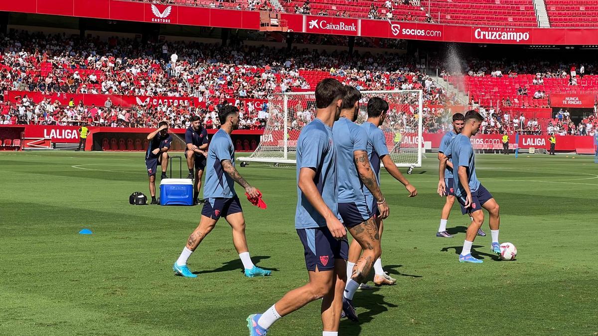 Entrenamiento del Sevilla FC en el Ramón Sánchez-Pizjuán antes del derbi