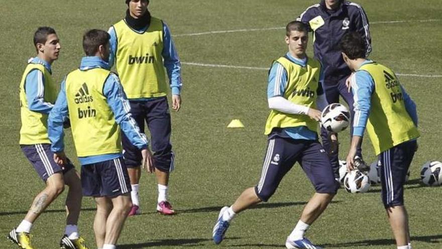 Di María, Alonso, Cristiano Ronaldo y Morata realizan un ejercicio ante la mirada de Karanka. // K. Rodrigo