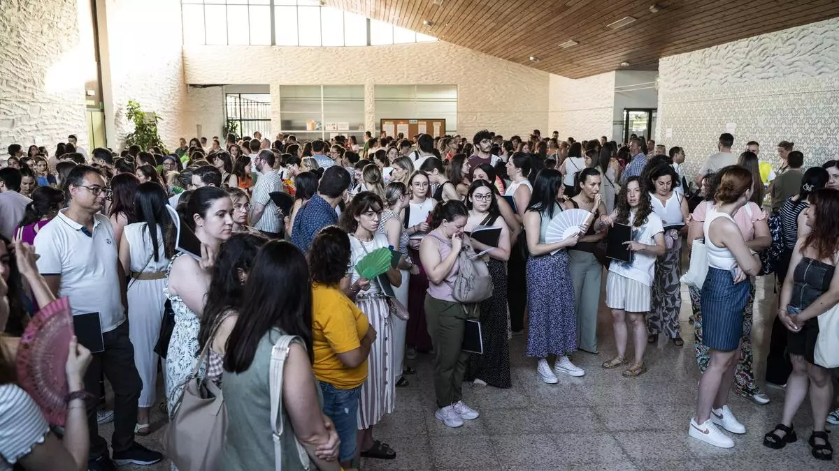 2.016 opositores a maestro pasan a la segunda prueba en la carrera por las 304 plazas en Extremadura