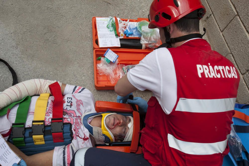 Cincuenta alumnos de Cruz Roja participan en un simulacro de accidente de tráfico