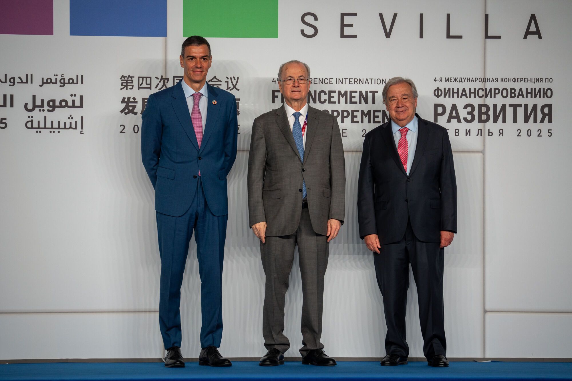 El presidente del gobierno, Pedro Sánchez (i) y el presidente de la ONU, António Guterres (d) reciben a los mandatarios. A 30 de junio de 2025 en Sevilla, Andalucía (España). En el Palacio de Congresos y Exposiciones de Sevilla (FIBES) ha tenido lugar la foto oficial con los jefes de Estado y de Gobierno que participan en la IV Conferencia Internacional sobre la Financiación para el Desarrollo de la ONU. En este acto institucional, se da la bienvenida a los mandatarios que intervienen en esta cumbre global centrada en los retos económicos y financieros del desarrollo sostenible. 30 JUNIO 2025 Francisco J. Olmo / Europa Press 30/06/2025. ANTONIO  GUTERRES;PEDRO SÁNCHEZ PÉREZ-CASTEJÓN;Francisco J. Olmo;