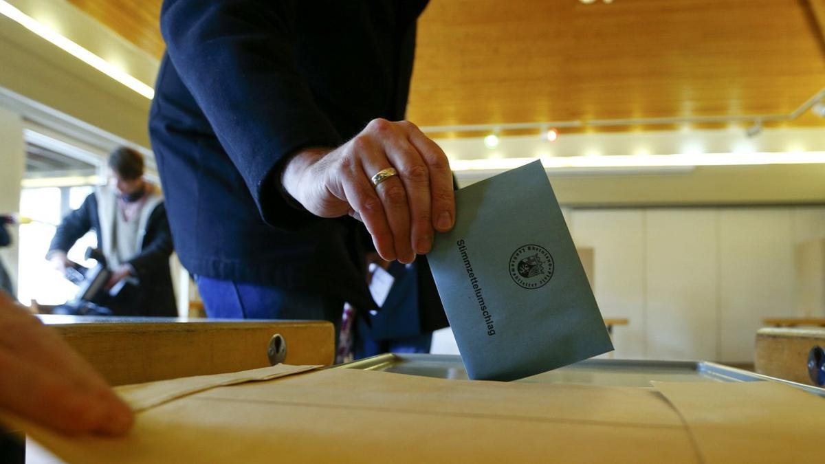 Un ciudadano vota en las elecciones regionales alemanas, esta mañana.