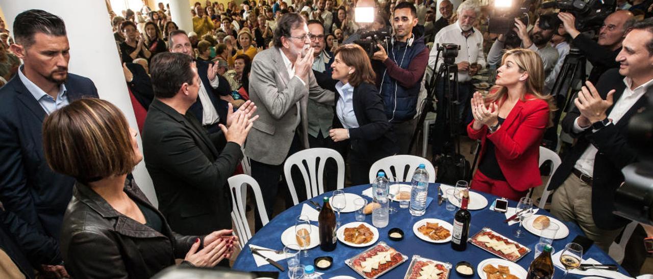 Rajoy le saca tarjeta a Casado