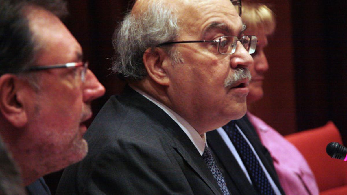 Los 'conseller's Josep Lluís Cleries y Andreu Mas-Colell, este viernes, durante su comparecencia en el Parlament.