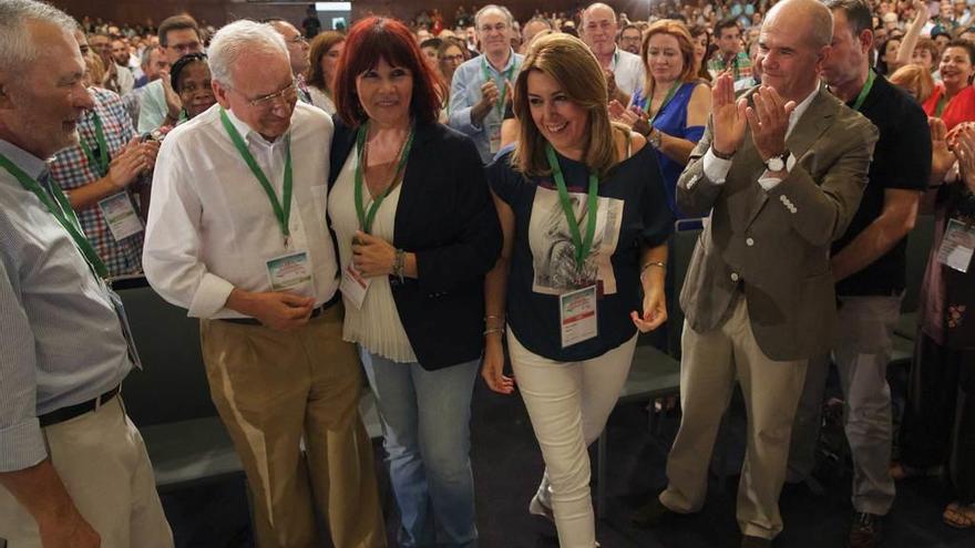 Susana Díaz, en el centro, accede al estrado del congreso flanqueada por, de izquierda a derecha, José Antonio Griñán, Alfonso Guerra, Micaela Navarro y Manuel Chaves.