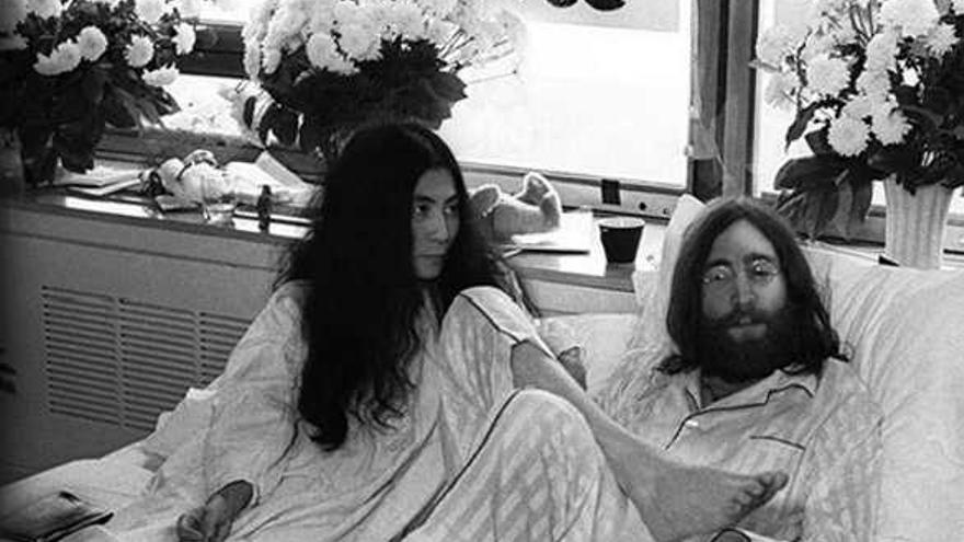 Yoko Ono y John Lennon, en el hotel Queen Elizabeth de Montreal en 1969.