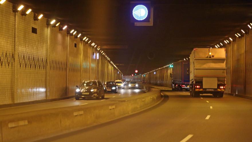 Una persona herida tras la colisión de una moto con un coche en el túnel de Beiramar