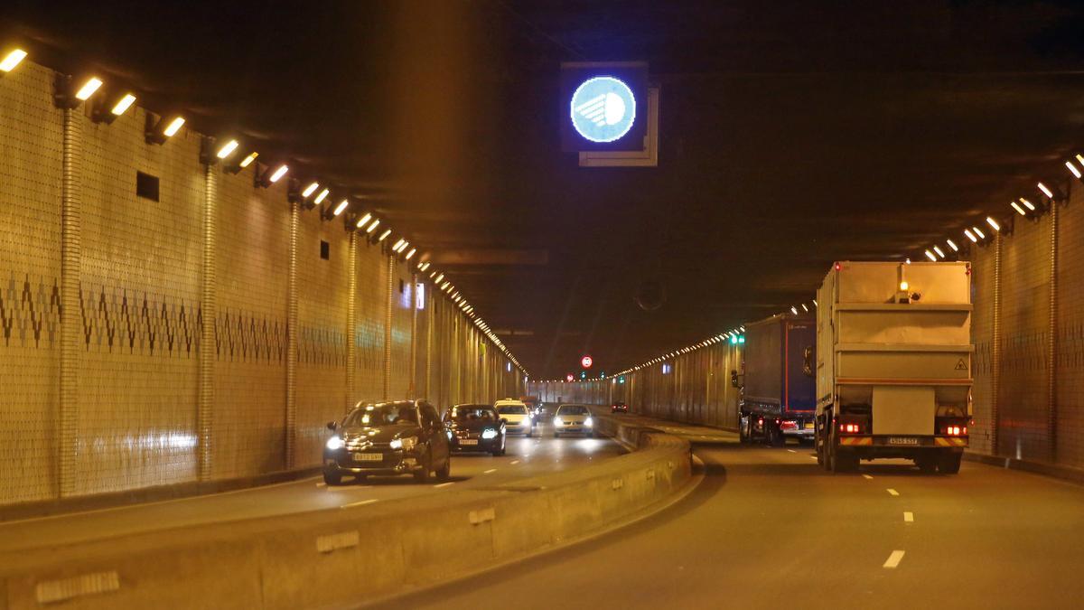 Foto de archivo de vehículos en el túnel de Beiramar.