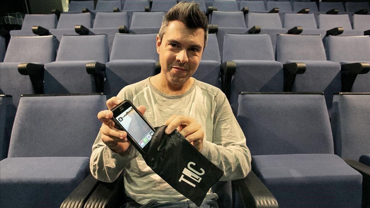 Andreu Banús, en la sala La Colmena, sujeta una de las bolsas para guardar el móvil. Andreu Banús, en la sala La Colmena, sujeta una de las bolsas para guardar el móvil.