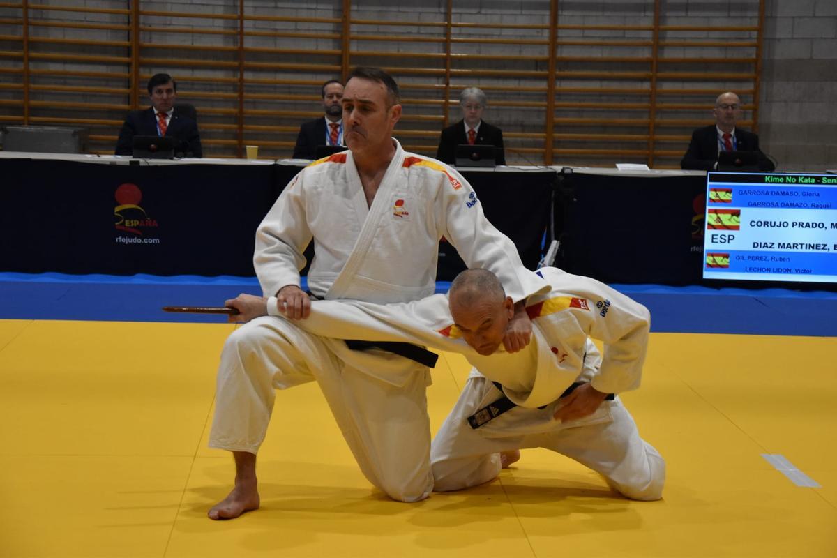 Por la izquierda, Mario Corujo y Esteban Díaz, en un momento de su demostración en Gijón.
