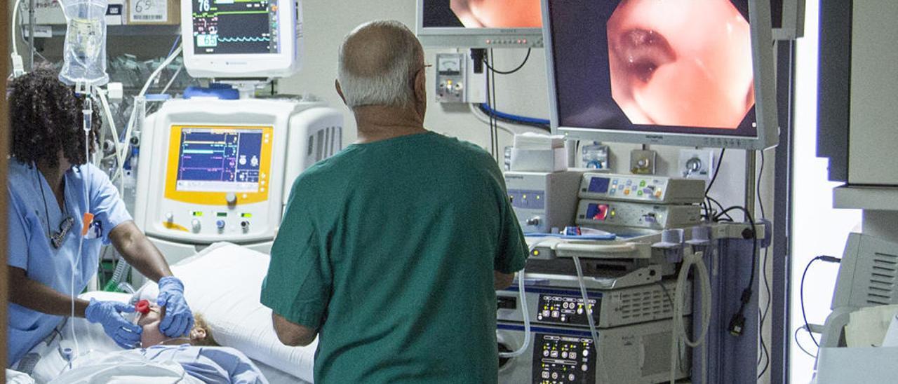 La prótesis, o «stend», se coloca mediante endoscopia por la boca del paciente.