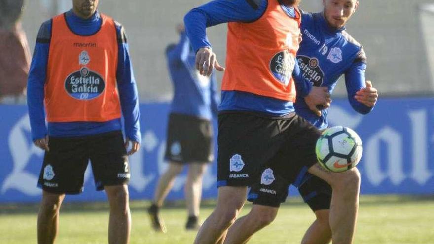 Juanfran, Albentosa y Borja Valle, durante un entrenamiento en Abegondo.