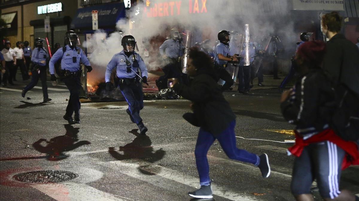 zentauroepp55612689 police charge at a crowd along 52nd street in west philadelp201027133626