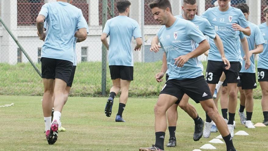 Los jugadores de la SD Compostela, durante un entrenamiento en las instalaciones de San Lázaro / JESúS PRIETO