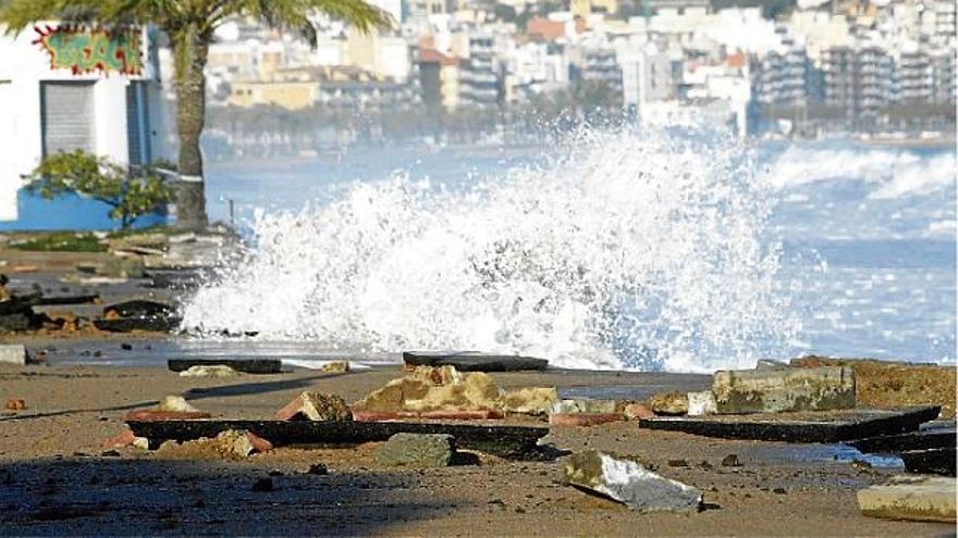 El mar s&#039;ha endut la sorra i el passeig, descalçat, ha acabat cedint.