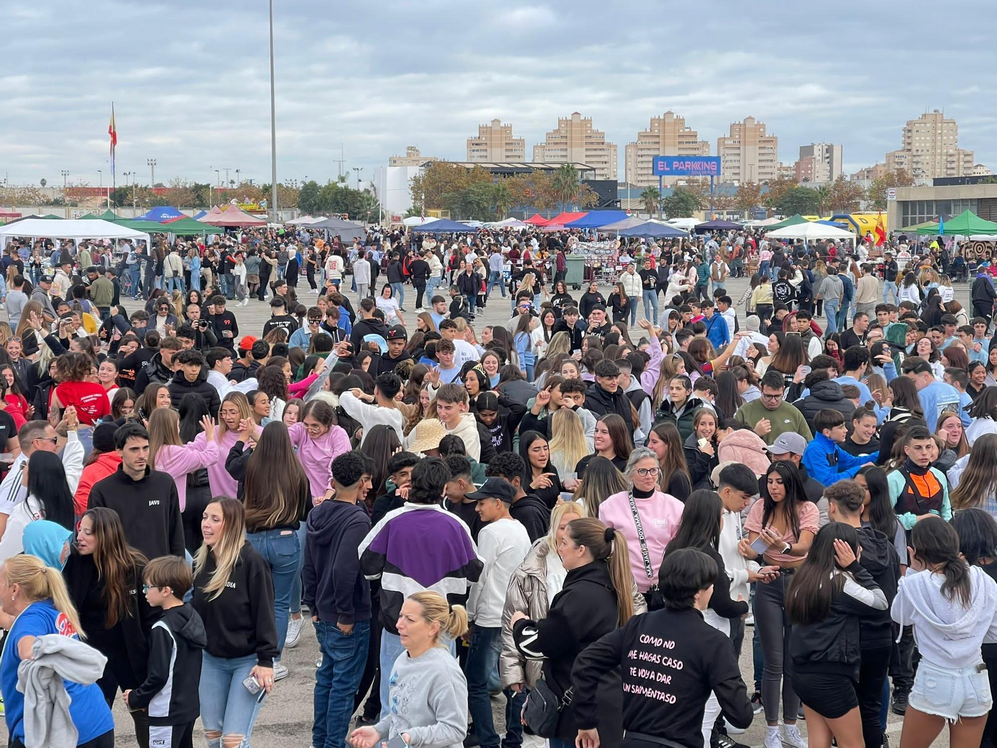 Ambiente al caer la tarde en el recinto de mercados del parque Antonio Soria