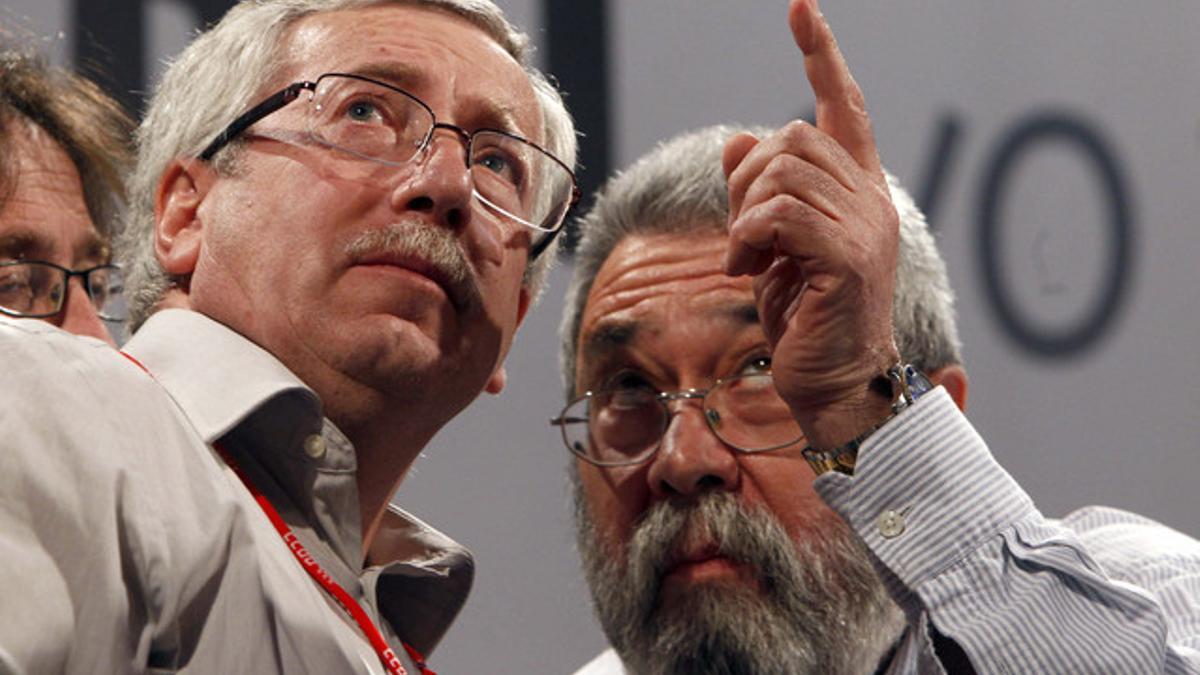 El líder de CCOO, Ignacio Fernández Toxo, escucha a su homólogo de UGT, Cándido Méndez, en Madrid, durante la manifestación con motivo de la huelga general.