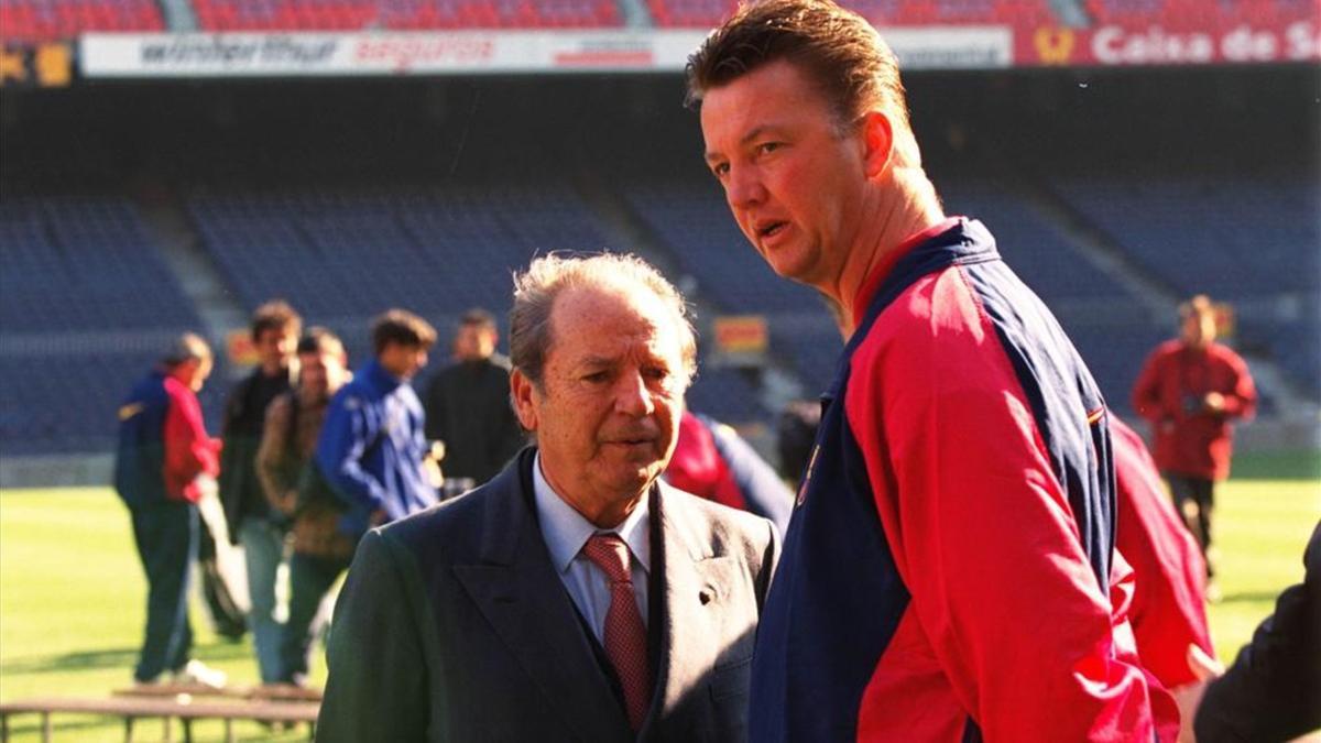 Van Gaal, junto a Núñez