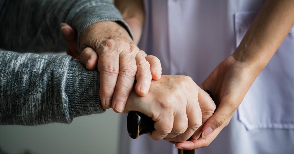O Servizo de Axuda no Fogar presta servizos sociais de atención primaria complementario e transitorio