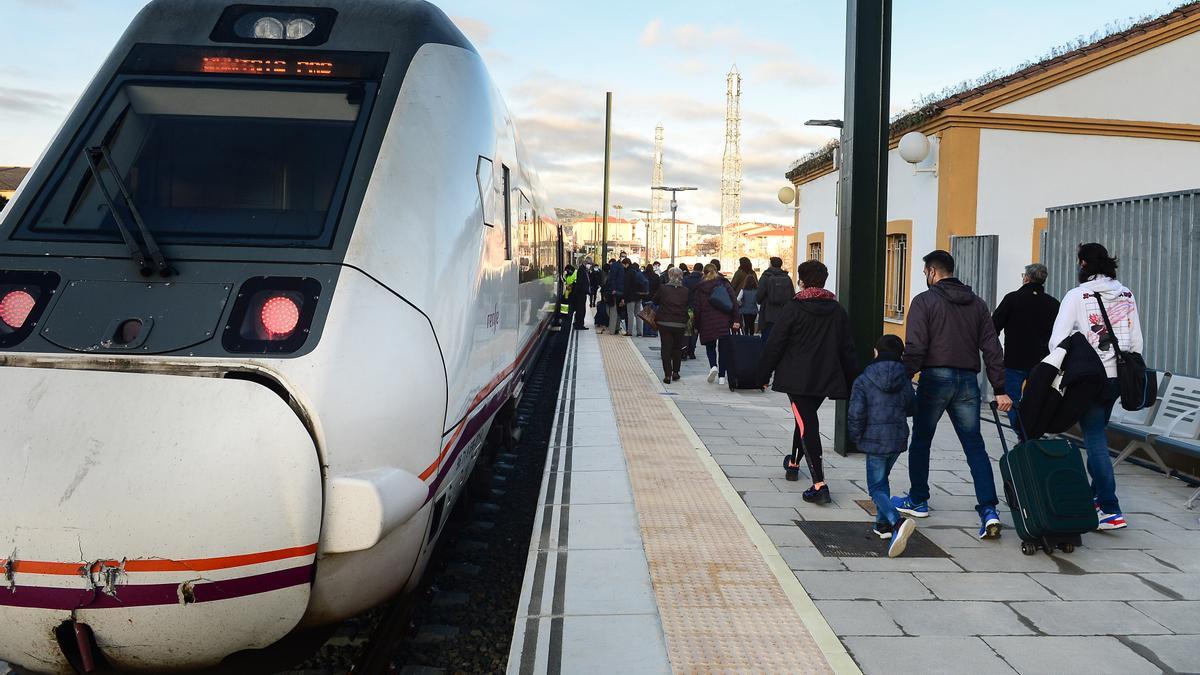 Viajeros subiendo a un tren a su llegada a la estación de Plasencia, este miércoles.