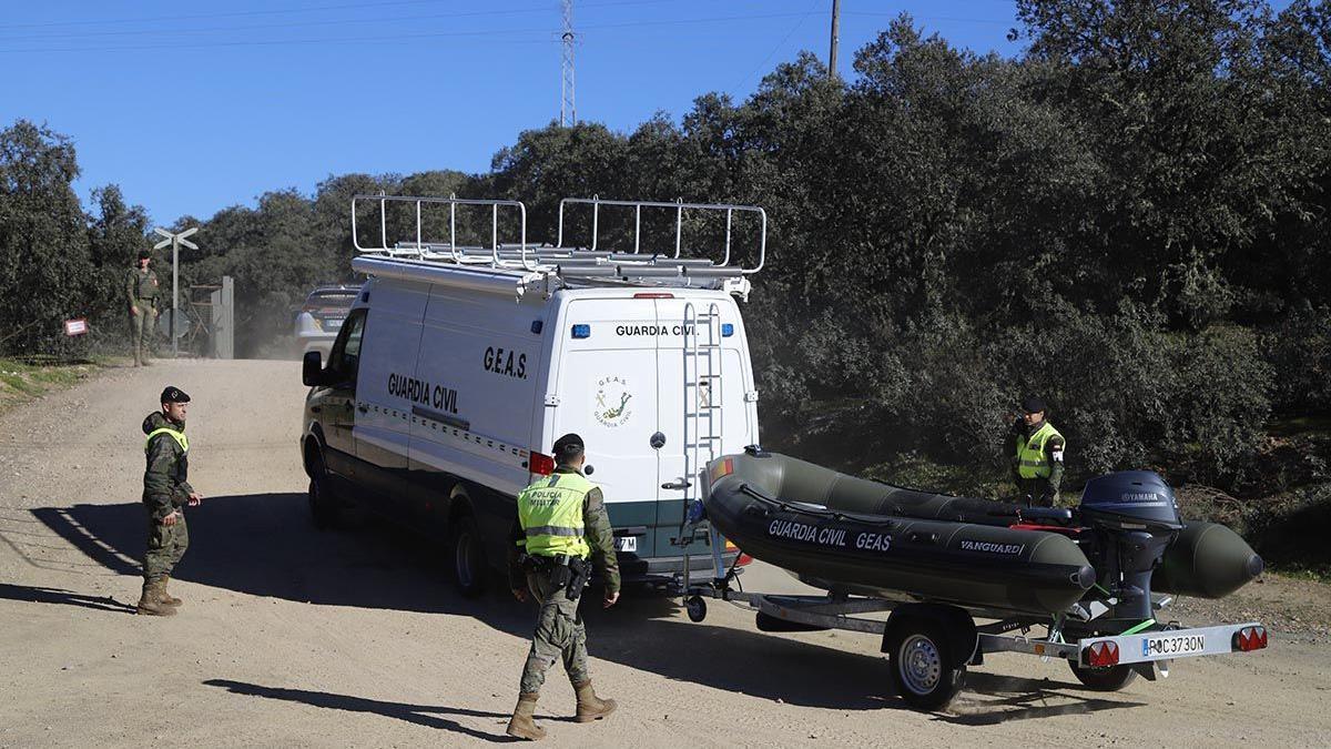 Entrada de una lancha de la Guardia Civil a la base de Cerro Muriano el día del fallecimiento de los dos militares.