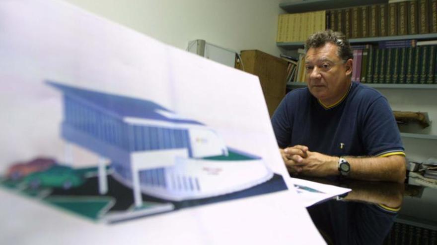 El expresidente del colectivo médico Francisco Gracia, con el plano del proyecto en 2002. | VICENT MARÍ