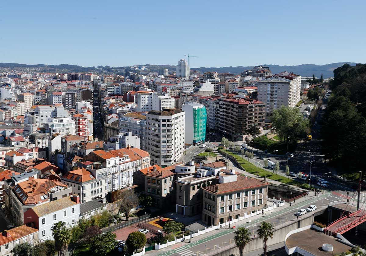El 'skyline' de Vigo, marcado por el antiguo Xeral, al fondo