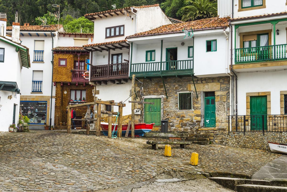 Las casas de los pescadores, blancas con puertas y ventanas coloreadas